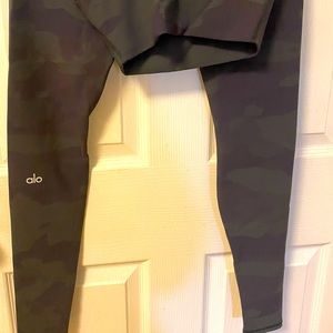 Alo Yoga Camo XXS (new)